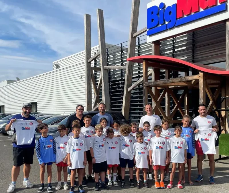 BigMat Camozzi remet leurs nouveaux maillots aux jeunes du Lions Auch Handball Club